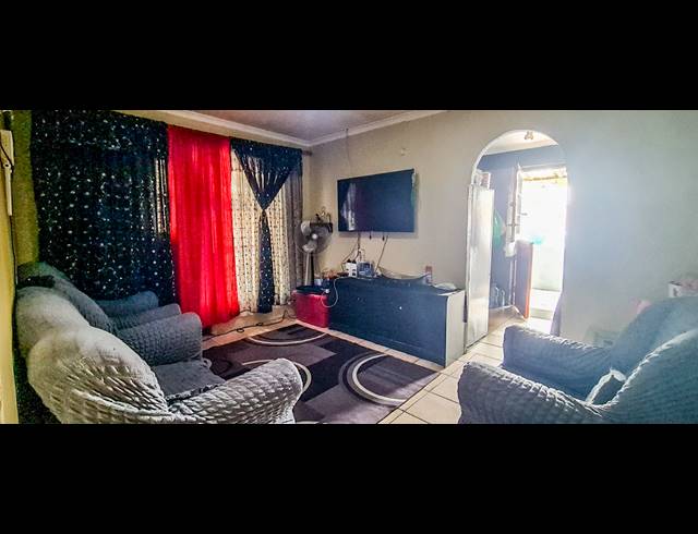3 BEDROOM FREEHOLD FOR SALE IN LENTEGEUR